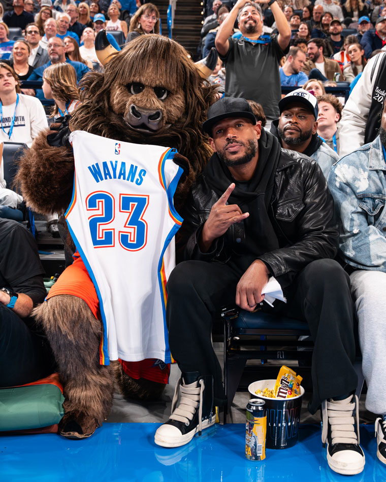 Marlon Wayans courtside shot by Jimmy Do